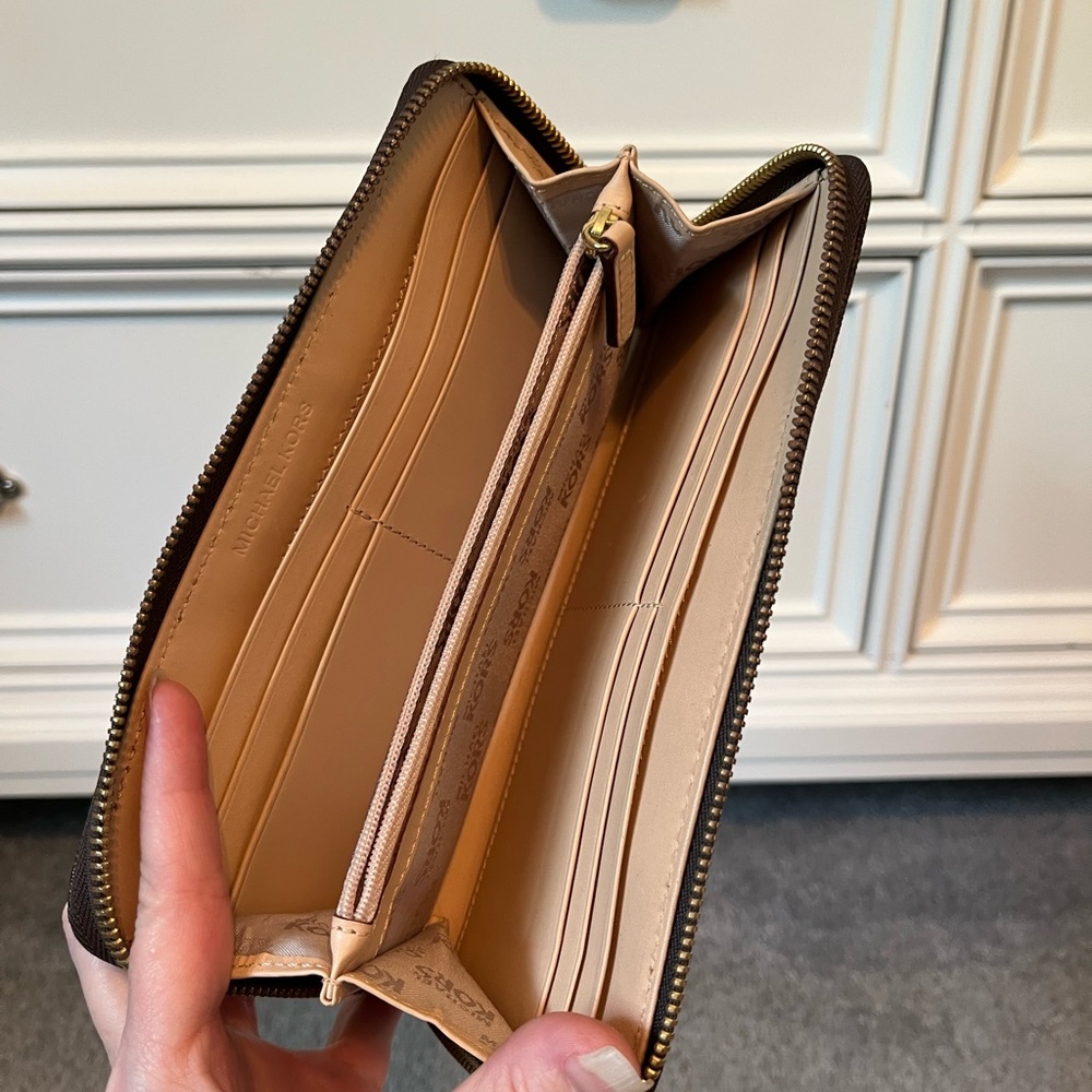 Michael Kors Continental Jet Set Wallet - Picture 8 of 12